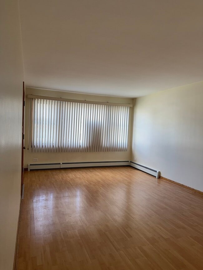 8315 W Berwyn Ave in Chicago, IL - Building Photo - Building Photo