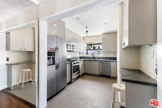 1330 N Crescent Heights Blvd-Unit -2 in West Hollywood, CA - Building Photo - Building Photo