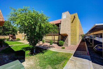 5101 River Glen Dr in Las Vegas, NV - Building Photo - Building Photo