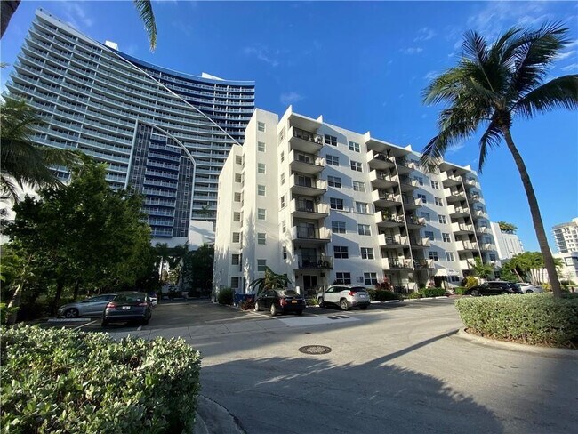 3000 Riomar St in Fort Lauderdale, FL - Building Photo - Building Photo