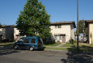 2808 S Baker St in Santa Ana, CA - Foto de edificio - Building Photo