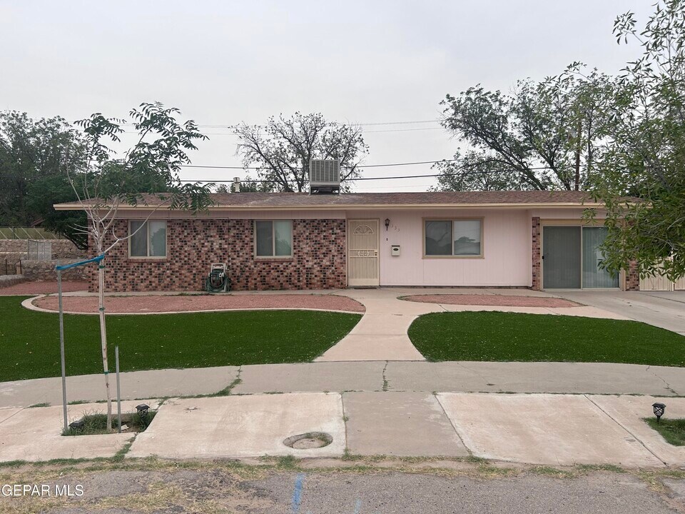 333 Mariana Cir in El Paso, TX - Foto de edificio