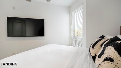 1001 S Center St, Unit 2215 in Arlington, TX - Building Photo - Building Photo