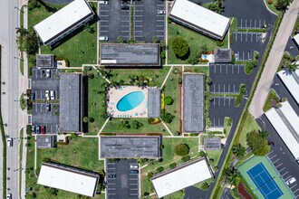 Southwind of Marco Island in Marco Island, FL - Foto de edificio - Building Photo