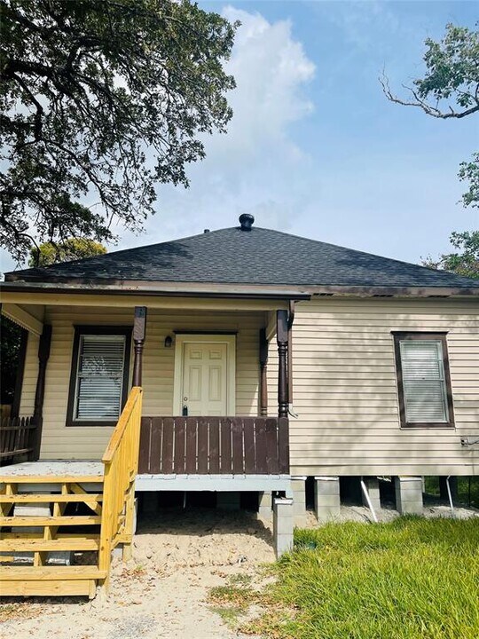 1017 S Kansas St in La Porte, TX - Building Photo