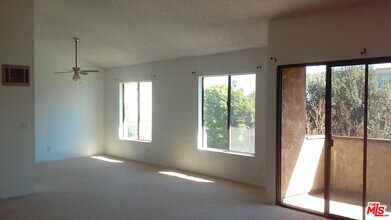 3325 Bagley Ave-Unit -201 in Los Angeles, CA - Building Photo - Building Photo