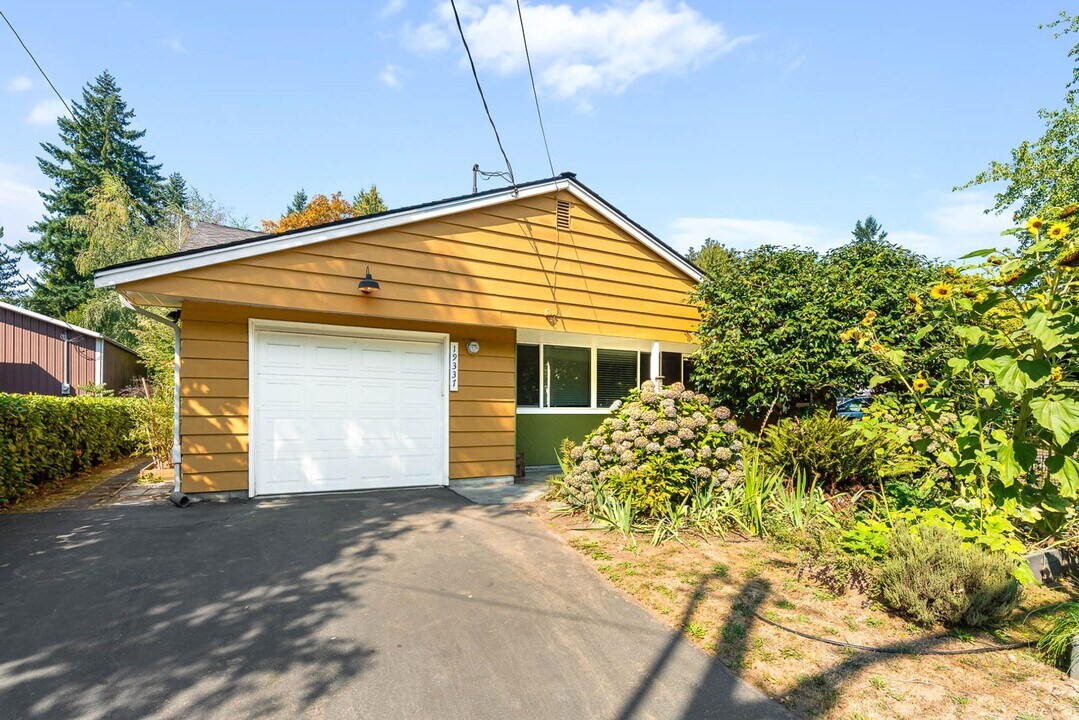 19337 61st Ave NE in Kenmore, WA - Building Photo