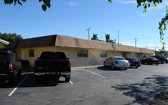 401 Banks Rd in Pompano Beach, FL - Building Photo - Building Photo