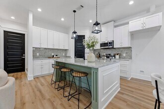 518 Clinton St in Conroe, TX - Foto de edificio - Building Photo