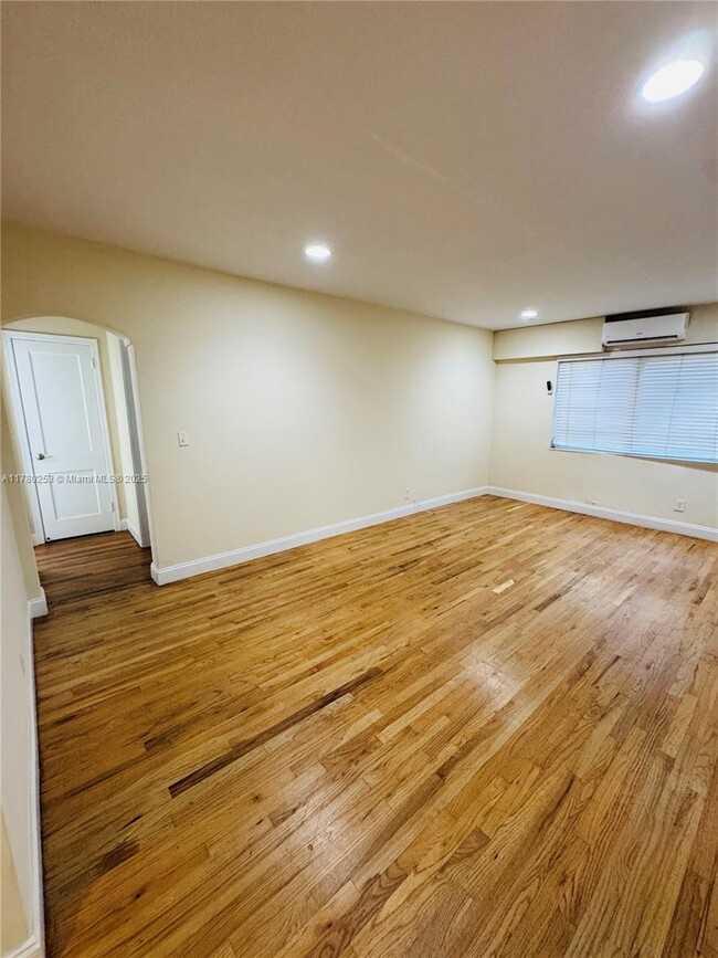 property at 815 W 40th St