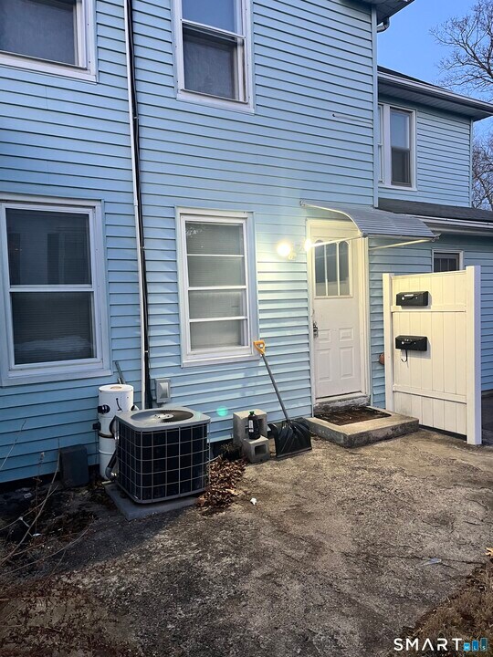 35 Woodruff St in Southington, CT - Building Photo