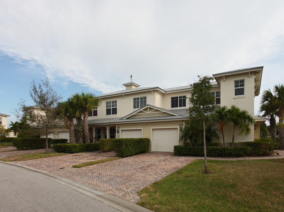 2500-2529 Creekside Dr in White City, FL - Building Photo