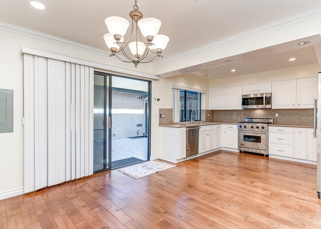 11102 Woodruff Ave, Unit 10 in Downey, CA - Foto de edificio - Building Photo