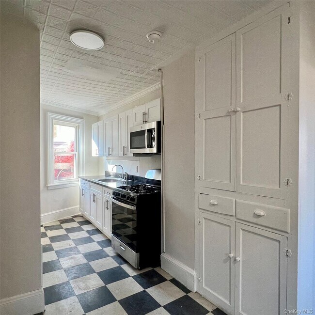 140 Albany Ave in Kingston, NY - Foto de edificio - Building Photo