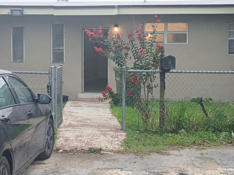 115 Roberts Rd in Homestead, FL - Foto de edificio