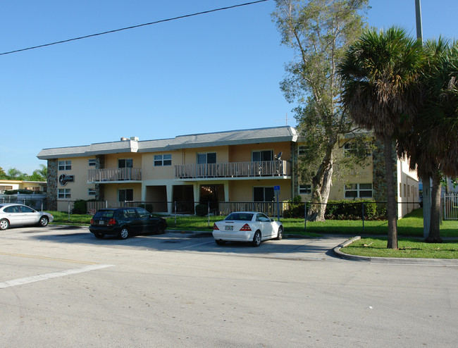 Avalon Apartments in North Miami Beach, FL - Building Photo - Building Photo