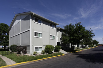Pine Gardens Apartments in Federal Heights, CO - Foto de edificio - Building Photo