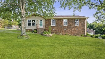 2317 Beechwood Dr in Springfield, TN - Building Photo