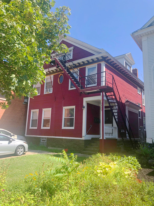 1049 Elmwood Ave in Buffalo, NY - Building Photo