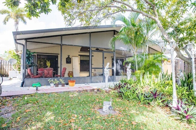 156 Colly Way in North Lauderdale, FL - Building Photo - Building Photo