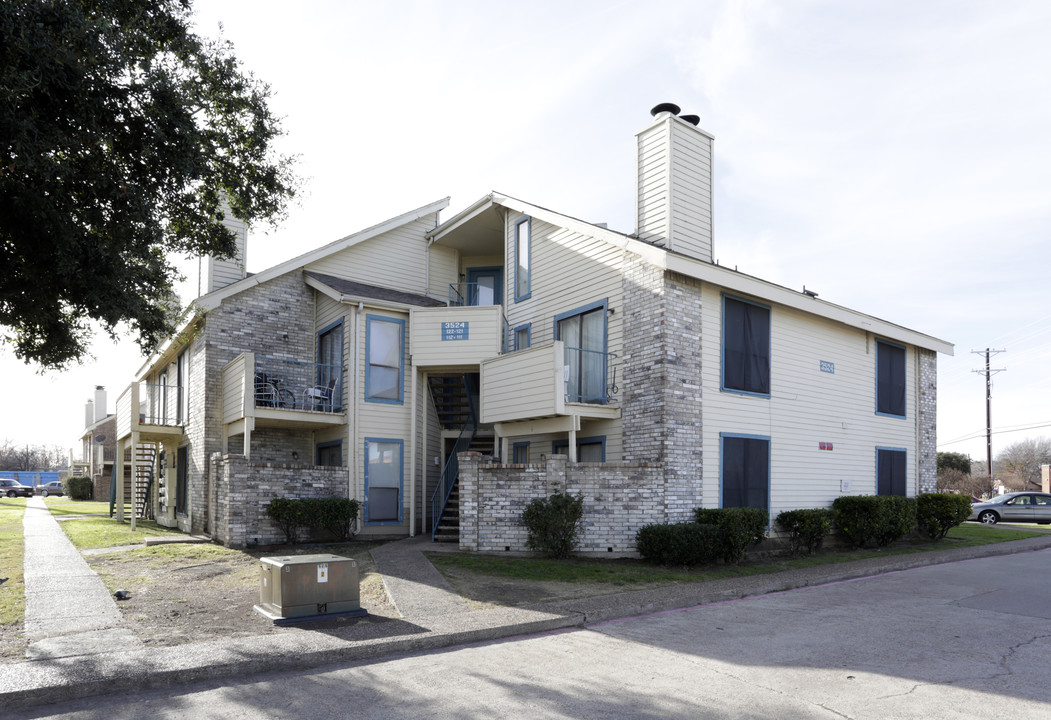 Buckingham Court Apartments in Garland, TX - Building Photo