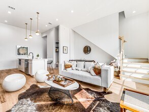 2080 Kelly Ave in Dallas, TX - Building Photo - Building Photo