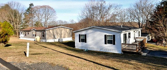 145 Gallivan Ln in Uncasville, CT - Building Photo - Building Photo