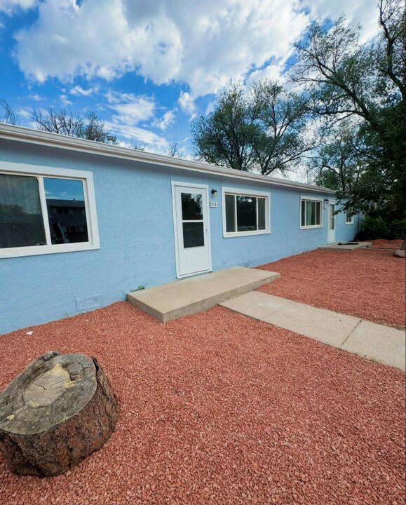211 Lark St in Fountain, CO - Building Photo