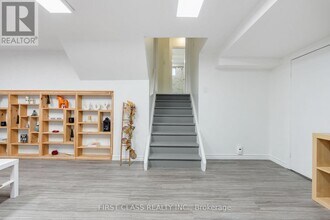 1920 Truscott Dr in Mississauga, ON - Building Photo - Building Photo