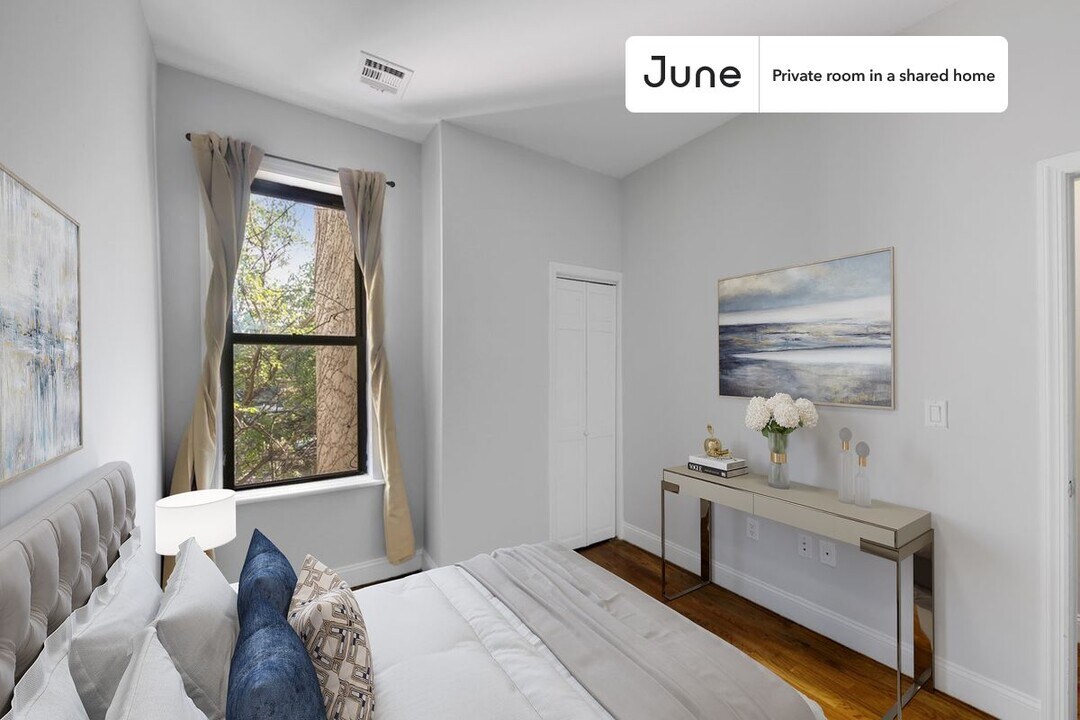 Private bedroom in 4 bed/1 bath Home in New York, NY - Building Photo
