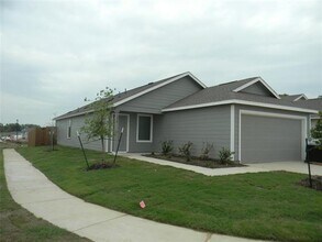 300 Sycamore Pl in Wilmer, TX - Building Photo - Building Photo