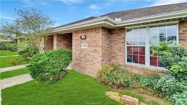 3 Bed, 3 Bath Duplex in College Station in College Station, TX - Building Photo - Building Photo
