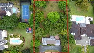 8750 SW 96th St in Miami, FL - Building Photo - Building Photo