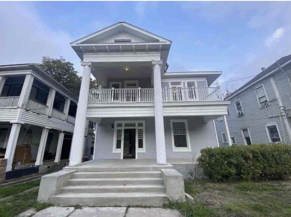 639 W Elmira St in San Antonio, TX - Building Photo