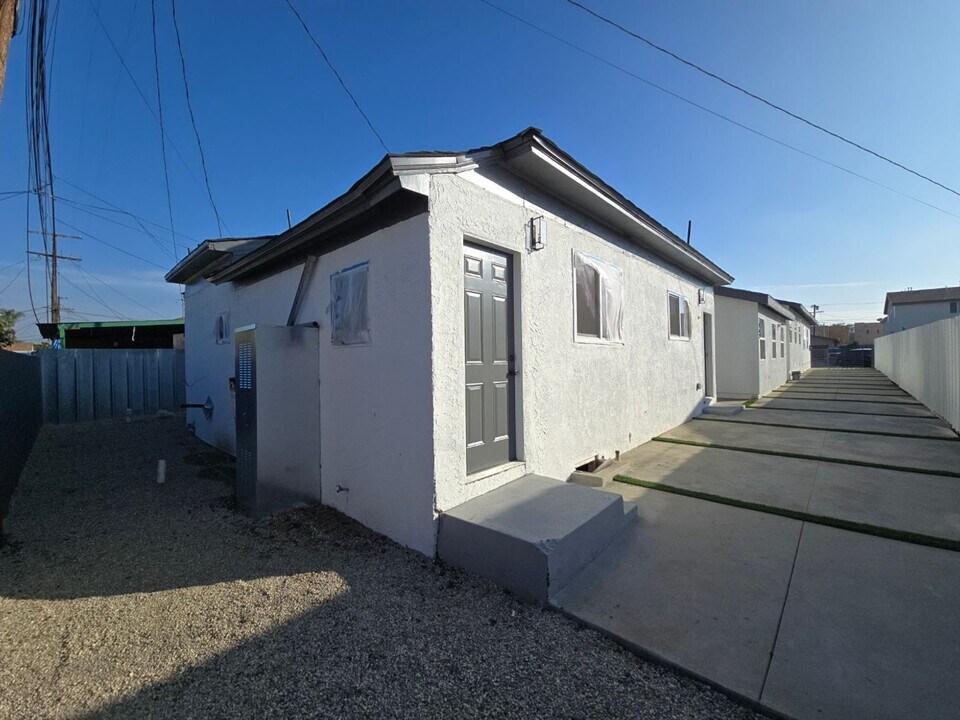 1547 W 82nd St in Los Angeles, CA - Building Photo
