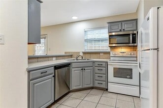 1026 W Coffin St in Denison, TX - Foto de edificio - Building Photo