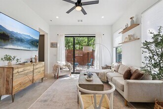 5417 Samuel Huston Ave in Austin, TX - Foto de edificio - Building Photo