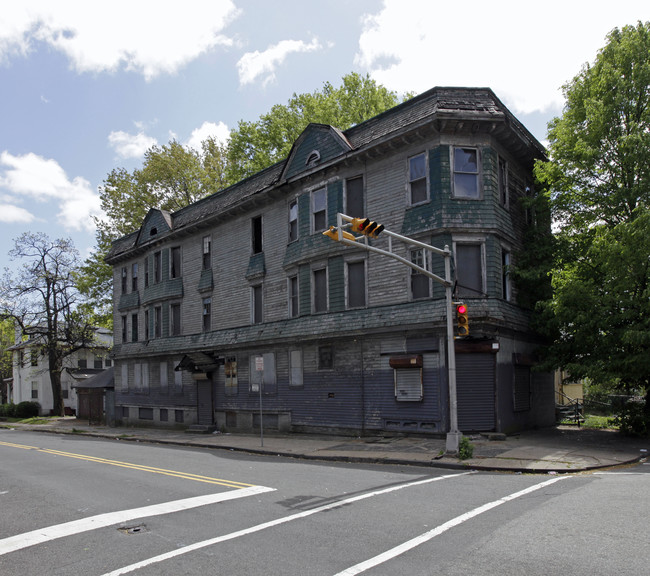 834 S 14th St in Newark, NJ - Foto de edificio - Building Photo