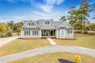 8365 Wallace Wood Rd in Gainesville, GA - Building Photo