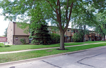 Georgetown Apartments in Palatine, IL - Building Photo - Building Photo