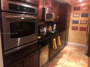 150 SE 25th Rd in Miami, FL - Building Photo - Building Photo