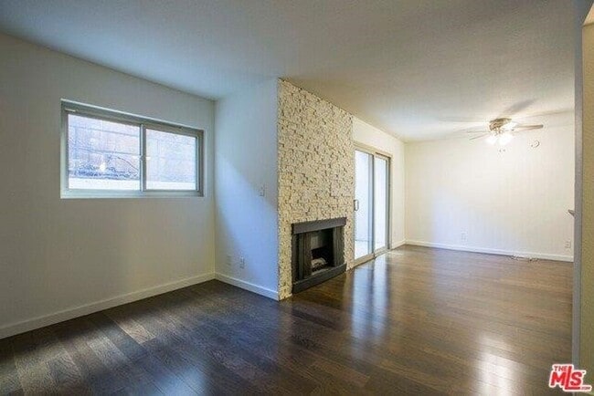 141 S Clark Dr in West Hollywood, CA - Building Photo - Building Photo