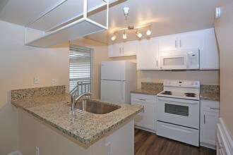 Capitol View Apartments in Sacramento, CA - Building Photo - Interior Photo