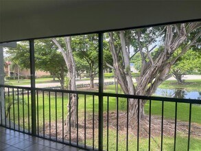 200 Lakeview Dr in Weston, FL - Building Photo - Building Photo