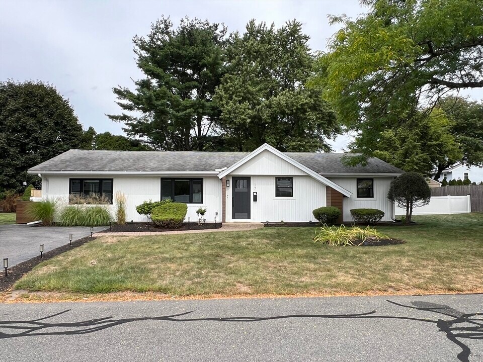 17 Margaret Rd in Stoneham, MA - Building Photo