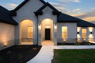 25 Co Rd 381 in Gainesville, TX - Foto de edificio - Building Photo