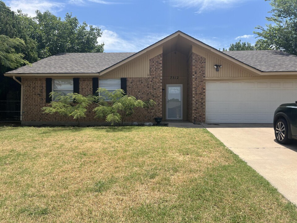 7512 NW Rolando Rd in Lawton, OK - Foto de edificio