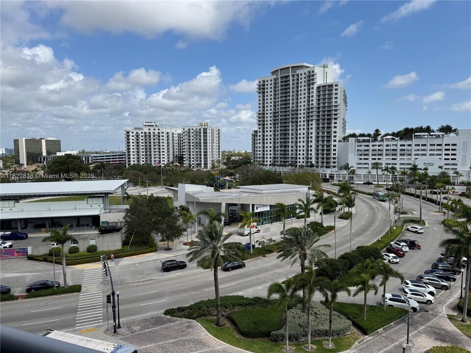 1720 Harrison St, Unit 14D in Hollywood, FL - Building Photo