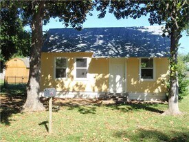104 Wilkes St in Smithville, TX - Building Photo