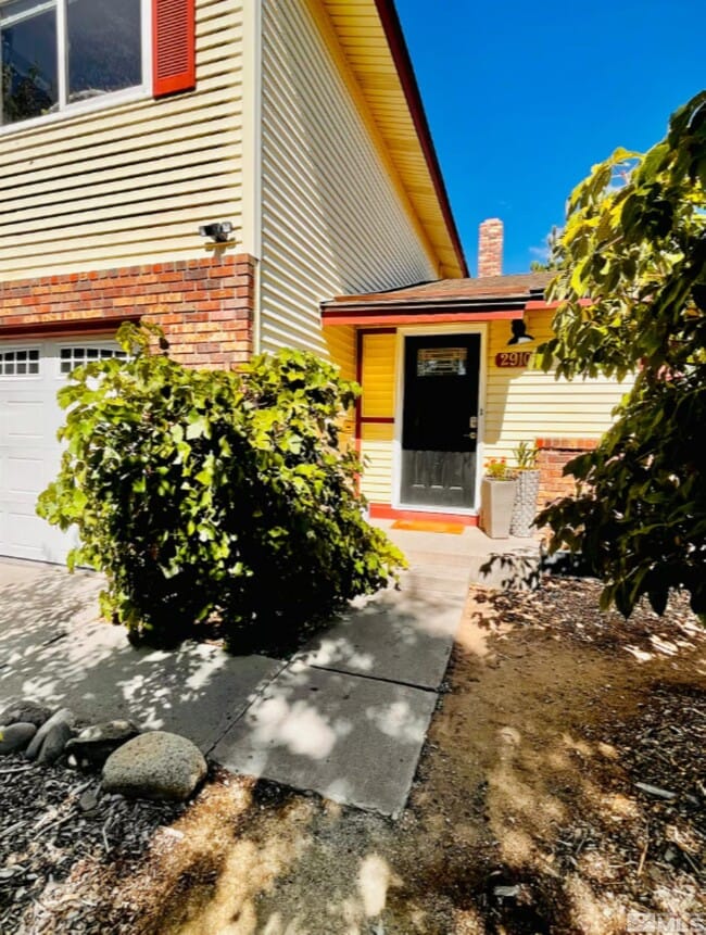 property at 2910 Everett Dr